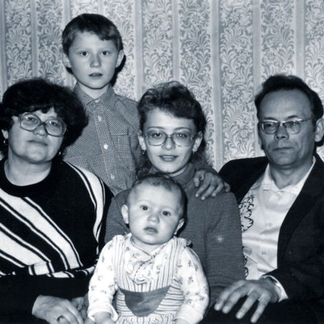 Супруги вместе с дочкой, внуком Кирюшей (на коленях у Елены) и внучатым племянником Мишей.