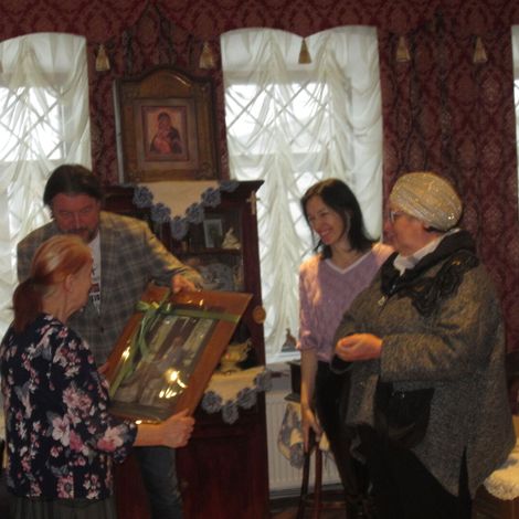 Е. С. Федоров вместе со своими коллегами вручает подарок Л. Г. Гуряковой.