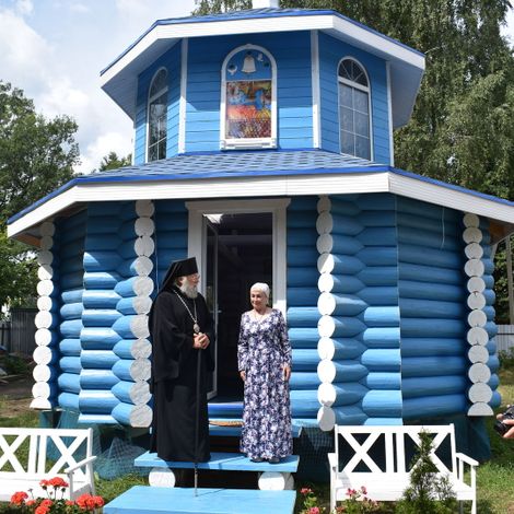 Епископ Иннокентий и Арина Серавкина у школы колокольного звона.