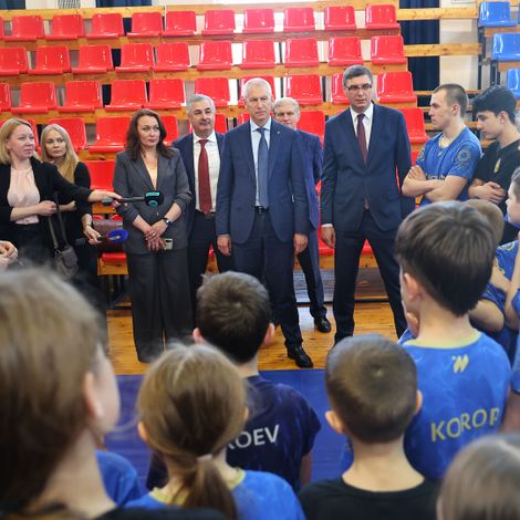 О. Матыцин и А. Авдеев со спортсменами  школы олимпийского резерва по спортивной борьбе