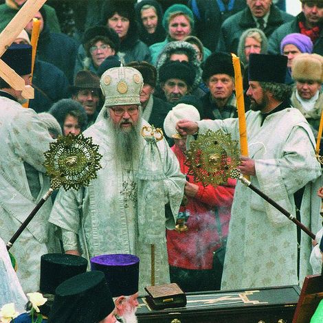 Архиепископ Владимирский  и Суздальский Евлогий совершает молебен перед обретенными  мощами преподобного Романа.  24 ноября 1997 года.