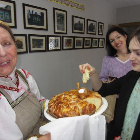 М. Г. Гузаревич встречает гостей хлебом-солью.
