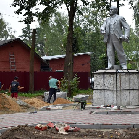 Ведётся ремонт сквера имени Ленина.