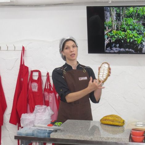 Татьяна Мараева рассказывает о выращивании какао-бобов, демонстрируя муляж.
