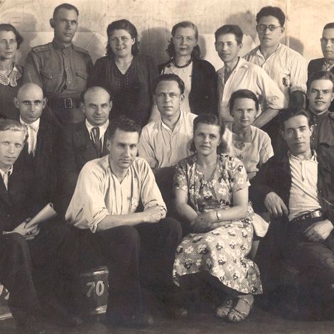 Юрий Трифонов – второй справа  в верхнем ряду.