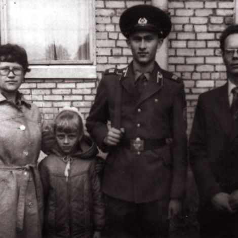Родители сдочкой навещают сына во время его службы в армии.