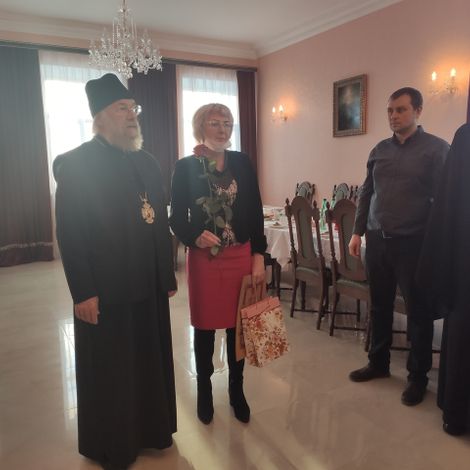 Епископ Иннокентий вместе с Л. В. Варламовой, награжденной Архиерейской грамотой.