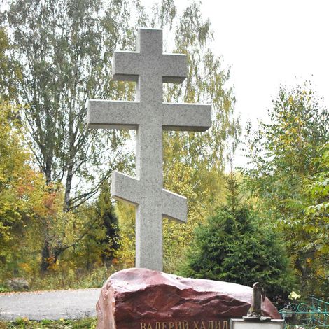 Памятный крест на могиле В. М. Халилова.