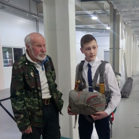 На аэродроме В. Д. Чижик, парашютист, и ученик Горкинской школы Данила Мирошников.