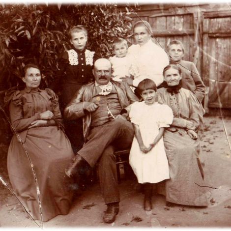 Семья во дворе дома Рудницких (будущий академик — на руках у матери, на заднем плане). Ныне — это ул. Свобода, 60, а в 19 веке — ул. Михайловская.