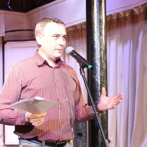 Актёр театральной студии «Лик» Дмитрий Минаев читает стихи виновников торжества.
