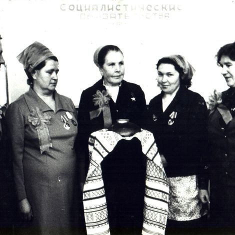 М. А. Дмитриева (в центре) с работниками шелкового комбината.