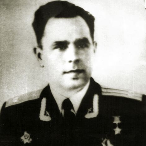 В. В. Бобков, Герой Советского Союза, подполковник, родился в  д. Финеево в 1920 г.