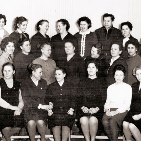 Педагогический коллектив школы (1971 год).  А. М. Гальянова – третья справа в первом ряду.