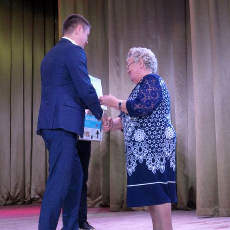 И. Н. Букалов награждает ценным подарком за многолетний труд педагога СОШ № 6 В. А. Герасимову.