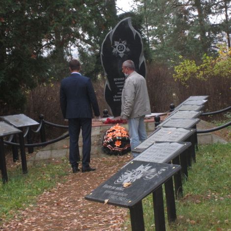 И. Н. Букалов и М. В. Диндяев у памятника воинам, погибшим в Великую Отечественную войну.
