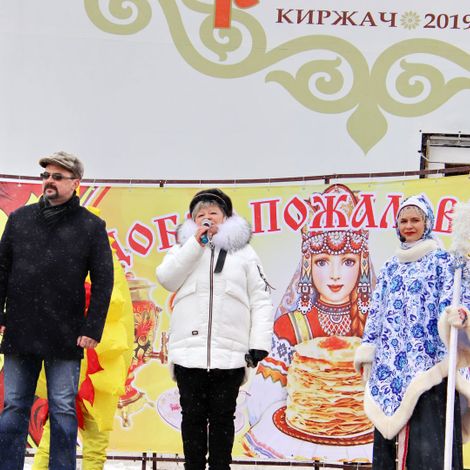 В. Г. Тюленев и Н. В. Скороспелова поздравляют гостей праздника.
