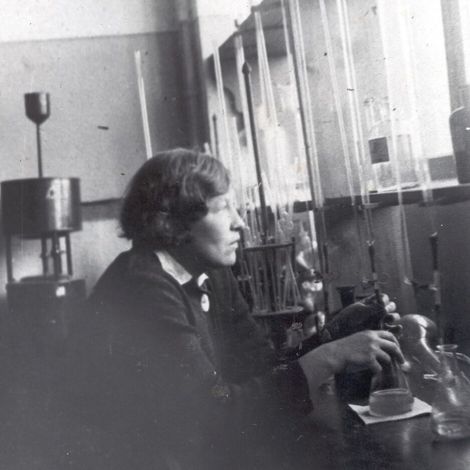 Первая женщина-инженер  НПО «Наука» А. Свешникова. 1933 г.