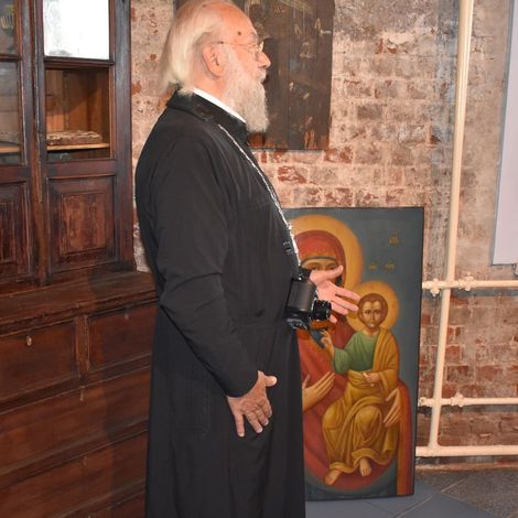 Епископ Иннокентий преподносит музею икону.