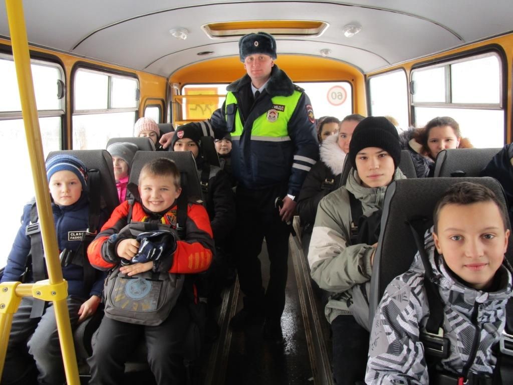Специализированный автобус для перевозки детей. Автобус для детей. Автобус для перевозки детей. Школьный автобус дети. Школьный автобус везет детей.