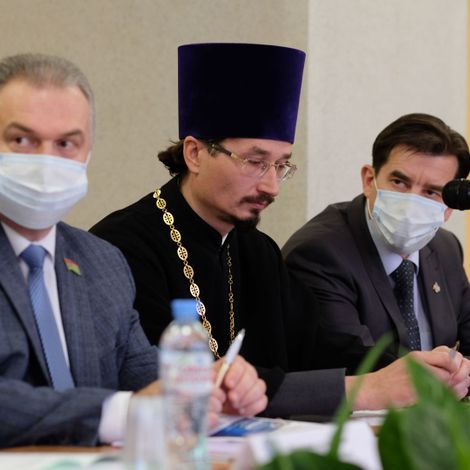 Слева направо: глава Киржачского района А. Н. Лукин, принимавший участие в парламентских встречах, протоиерей Дионисий Комчихин, Г. Л. Прохорычев.