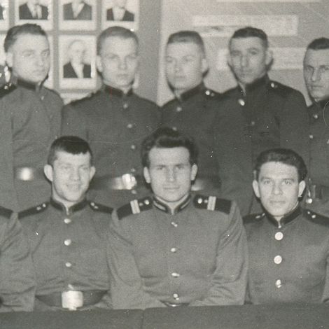 Мл. сержант Бушлеев (в переднем ряду, в центре) со своим отделением.
