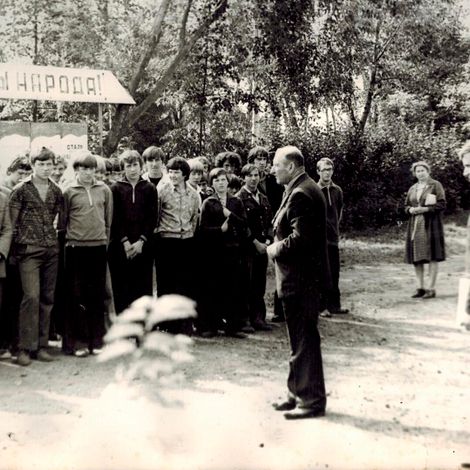 Б. П. Алексеев беседует с учащимися  ГПТУ г. Болхова. 1980 г.