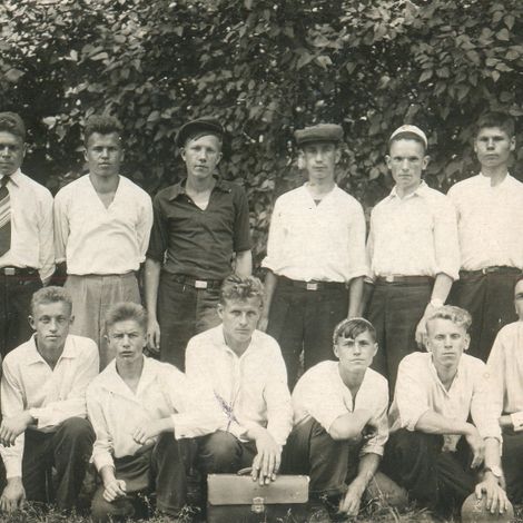 И. М. Бушлеев (4-й слева в нижнем ряду) перед призывом на Финскую войну.