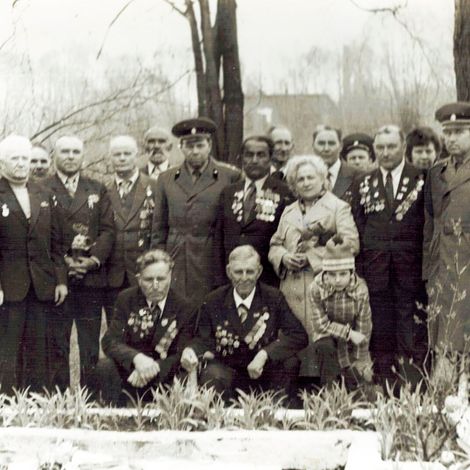 У могилы погибших 22 июня 1941 г. однополчан, спустя 40 лет. Б. П. Алексеев – третий справа.