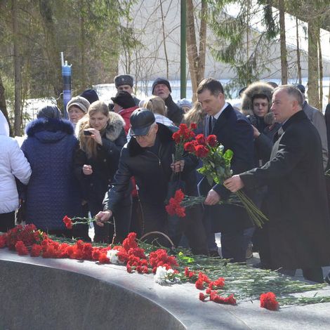 Март. Возложение цветов к памятнику Ю. Гагарину и В. Серегину.