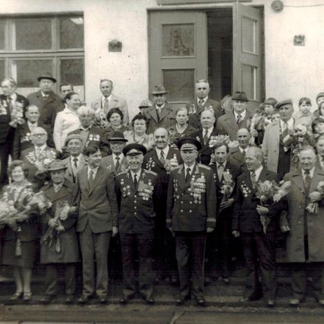 Ветераны 269 дивизии у школы № 80 г. Минска, 1982 г. Б. П. Алексеев справа, 2 ряд.