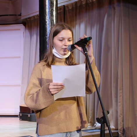 Юная актриса театральной студии «Лик» Алена Тюленева декламирует стихи Татьяны Пучковой.
